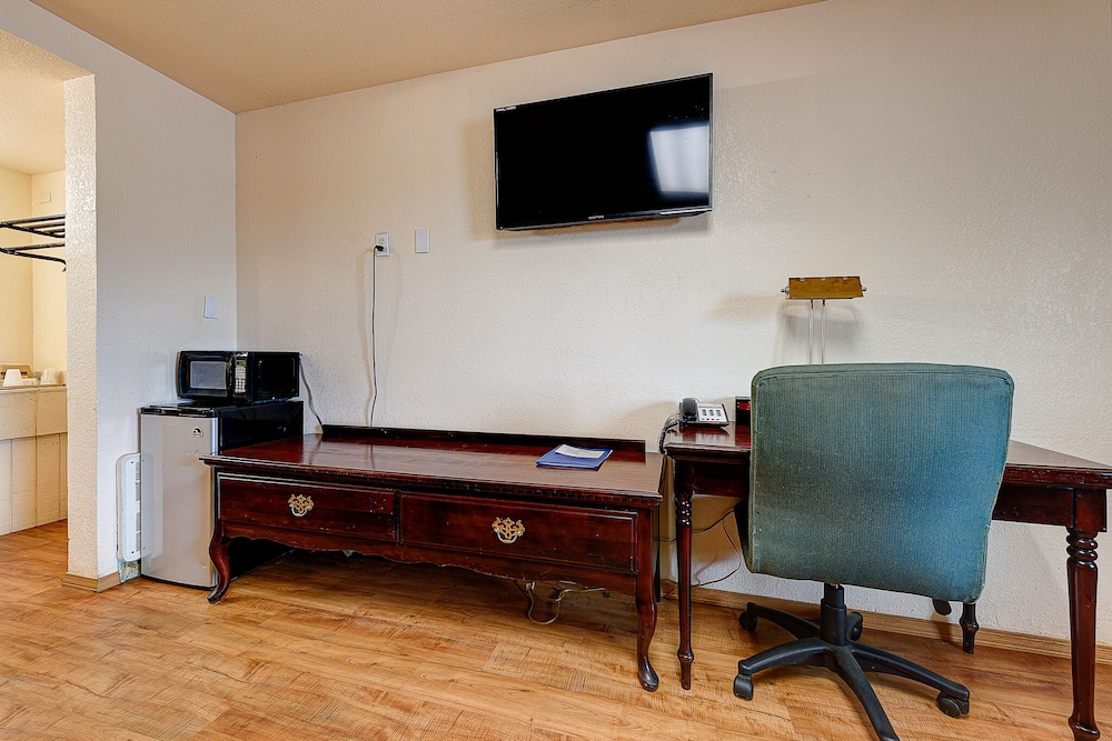 Standard Room, 1 King Bed, Accessible photo 2