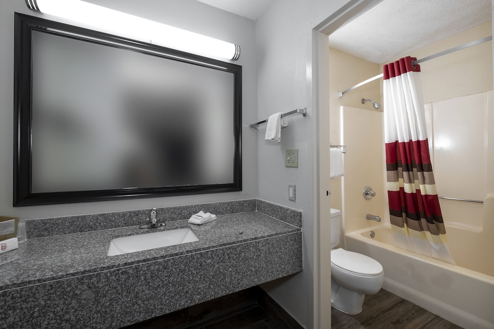 Deluxe Room, 2 Queen Beds, Smoking - Photo 11