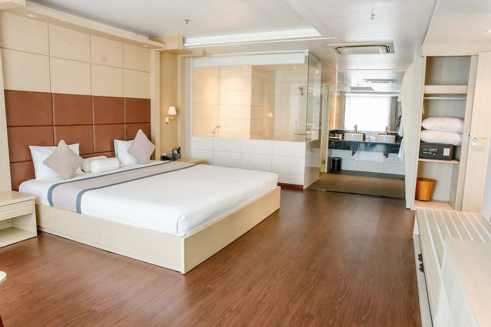 Penthouse Double Suite photo 2
