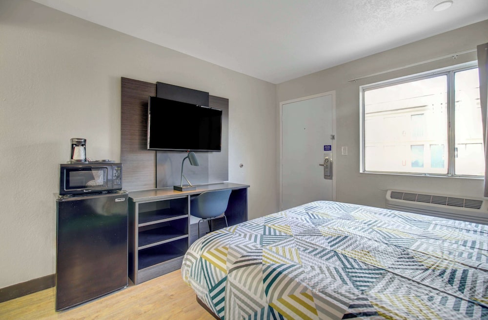 Deluxe Room, 1 Queen Bed, Non Smoking, Refrigerator & Microwave - Photo 1