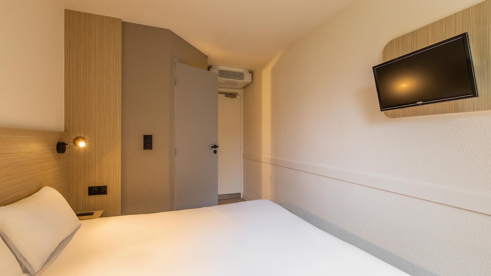 Standard Room, 1 Queen Bed - Photo 6