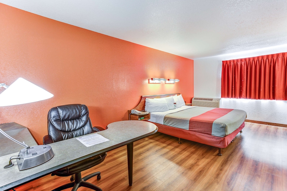 Deluxe Room, 1 King Bed, Non Smoking - Photo 9