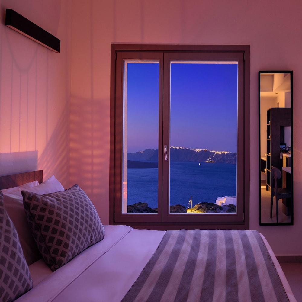 Panorama Suite with Hot Tub and Caldera View - Photo 3
