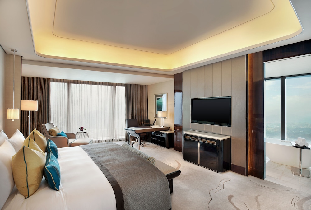 1 King Bed,Skyline View,Large Room - Photo 1