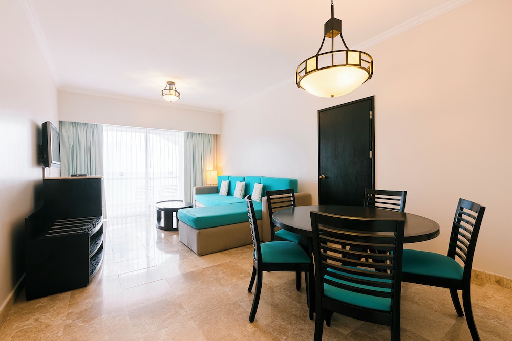 Junior Room, 1 King Bed, Beach View - Photo 1