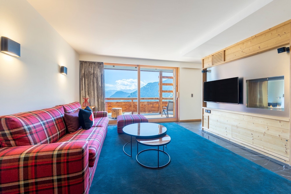 Fantastic Suite, one king bed, separate living room, photo 6