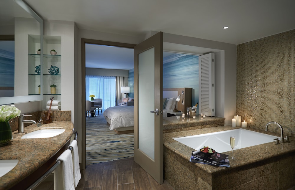 Junior Suite with Balcony - Photo 4