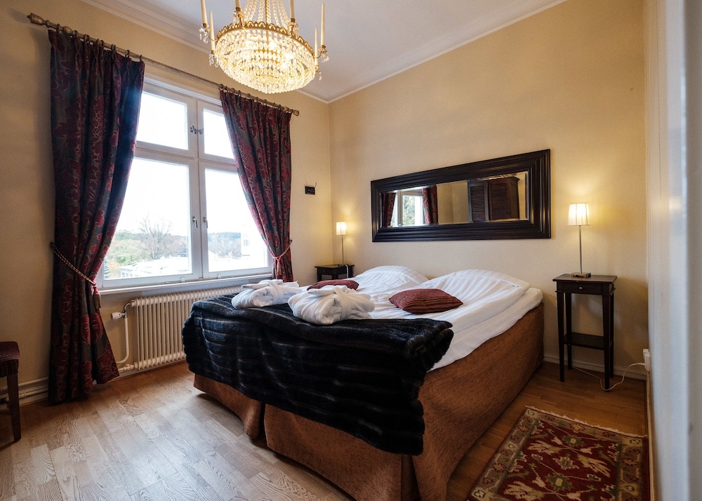 Suite, 1 King Bed, Bathtub photo 3