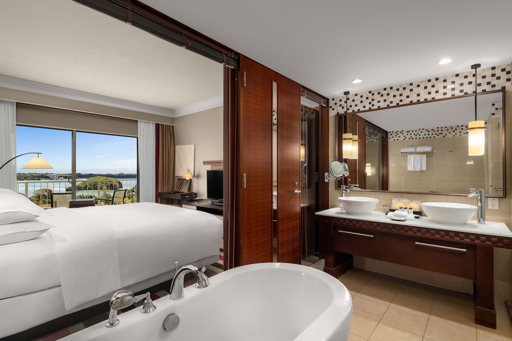Ocean Front Corner Suite (Club Lounge Access) - Photo 9