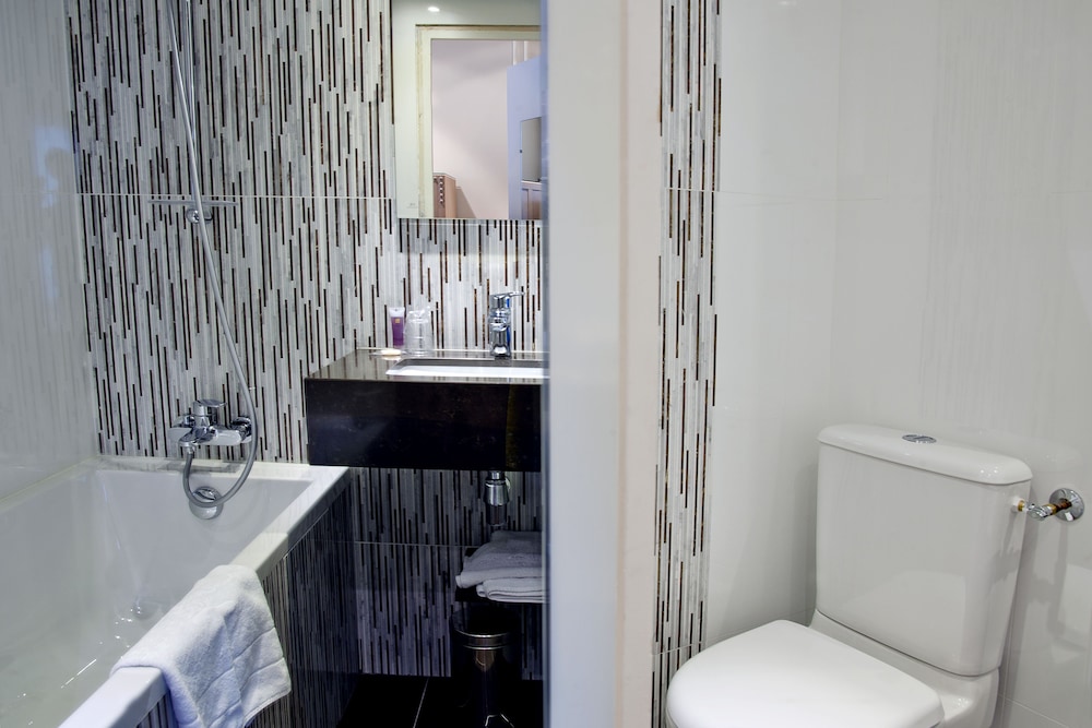 Superior Double Room thumbnail 5