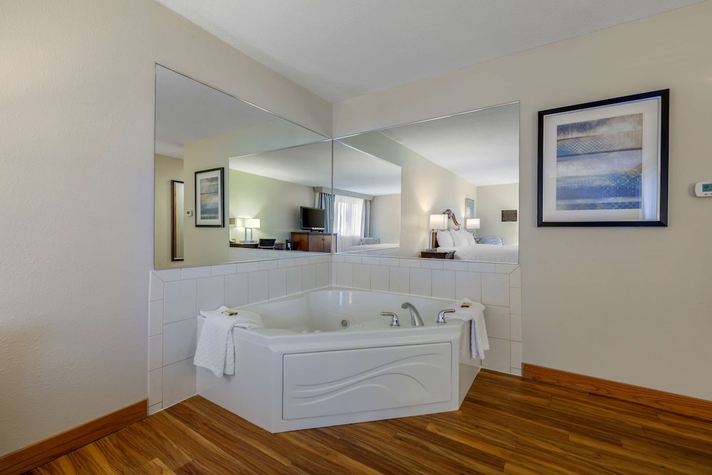Suite, 1 King Bed, Non Smoking, Jetted Tub - Photo 4