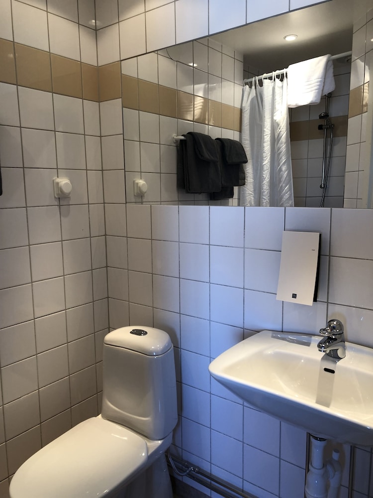 Economy Room, 2 Twin Beds, Non Smoking - Photo 7