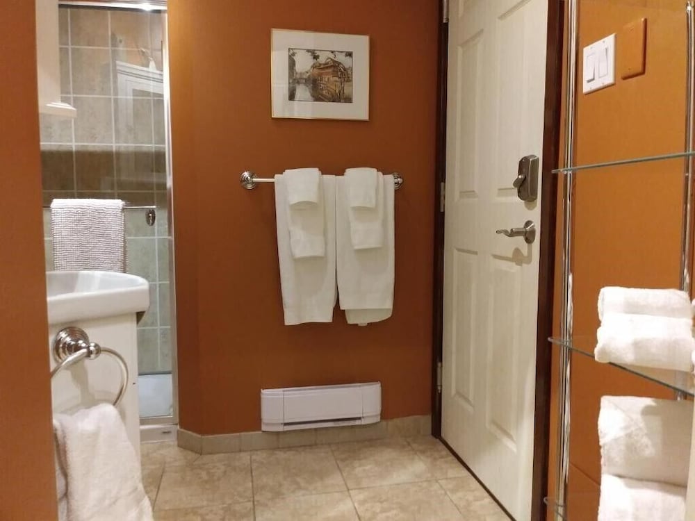 Deluxe Condo, 1 Queen Bed with Sofa bed, Non Smoking, City View photo 2