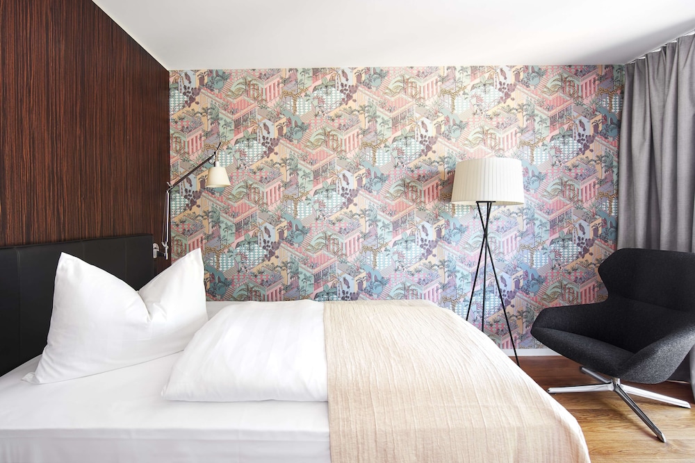 Basic Room, 1 Queen Bed photo 2