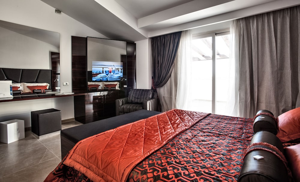 Senior Suite, 1 King Bed photo 2