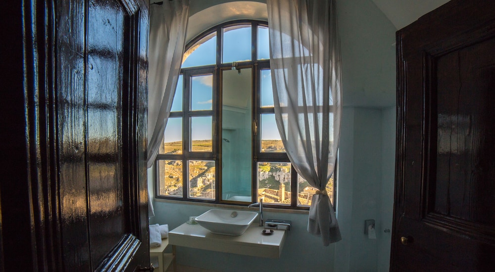 Superior Suite - Photo 5