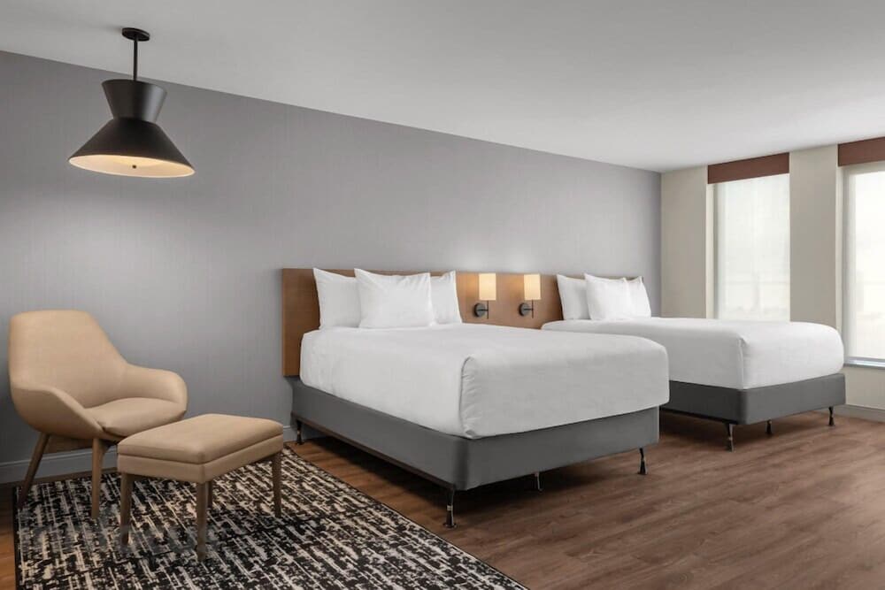 Room, 2 Queen Beds, Roll-in Shower