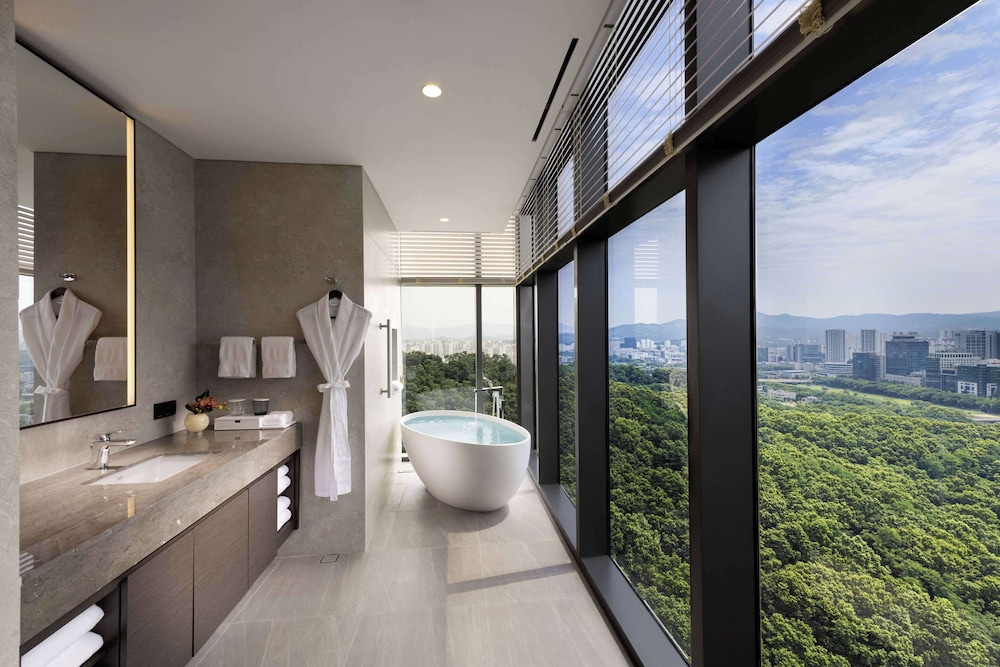 Premium Suite, 2 King Beds - Photo 2