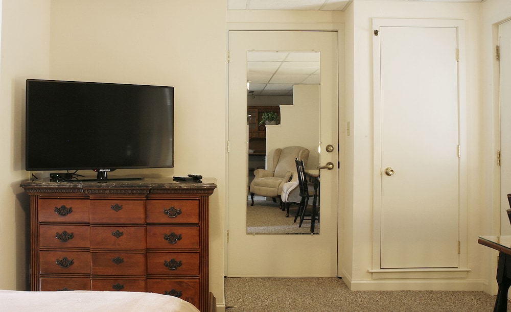 Queen Efficiency, Kitchenette,( #9) (Dog Friendly) photo 3
