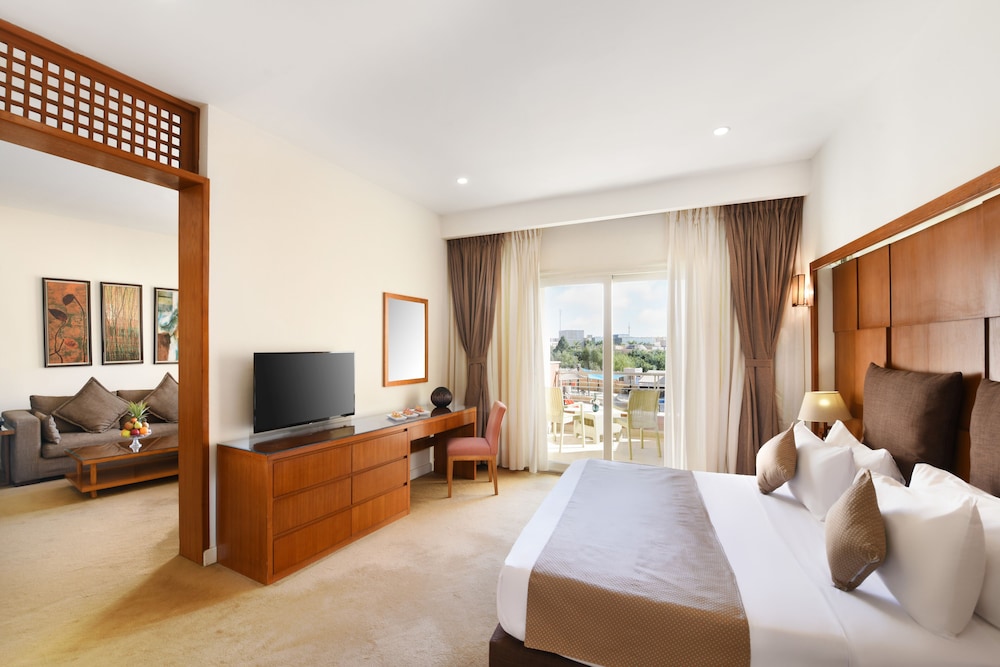 Junior Suite, 1 King Bed, Pool View