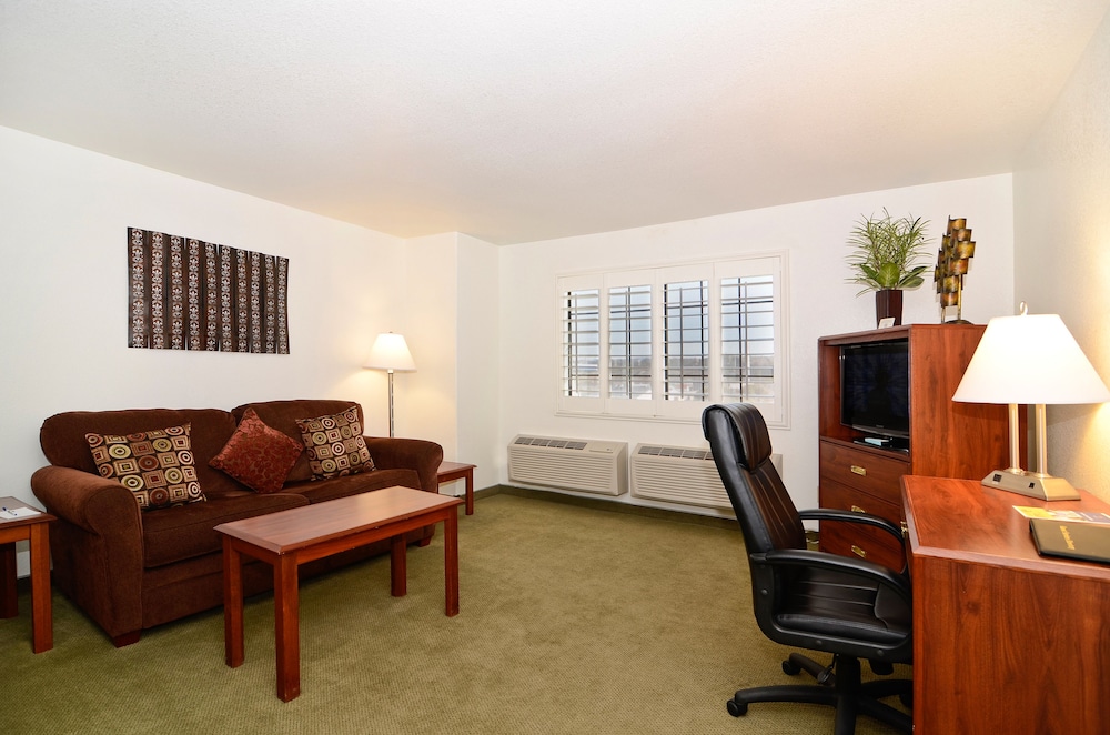 Suite, 1 King Bed, Non Smoking, Refrigerator & Microwave (with Sofabed) photo 2