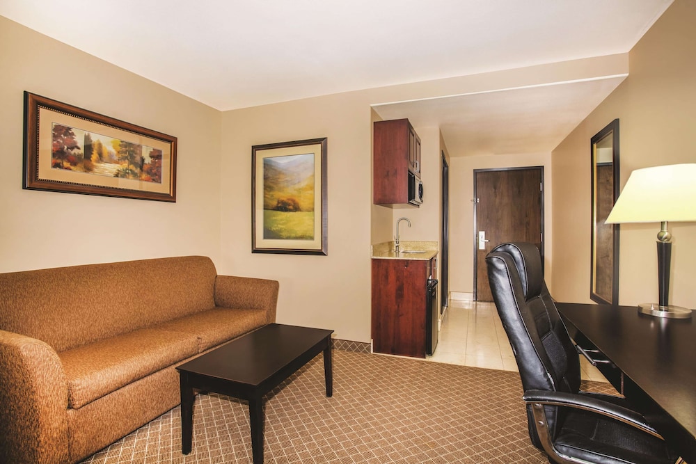 Deluxe Room, 2 Queen Beds, Non Smoking (Deluxe Executive Room) - Photo 1