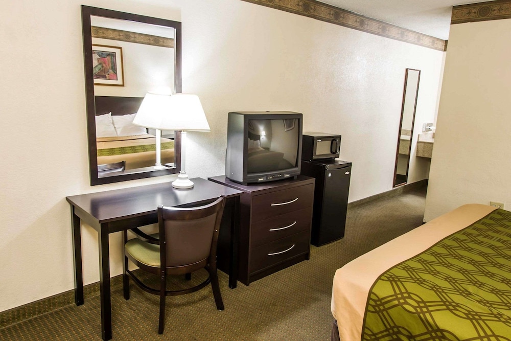 Standard Room, 1 King Bed, Smoking - Photo 3