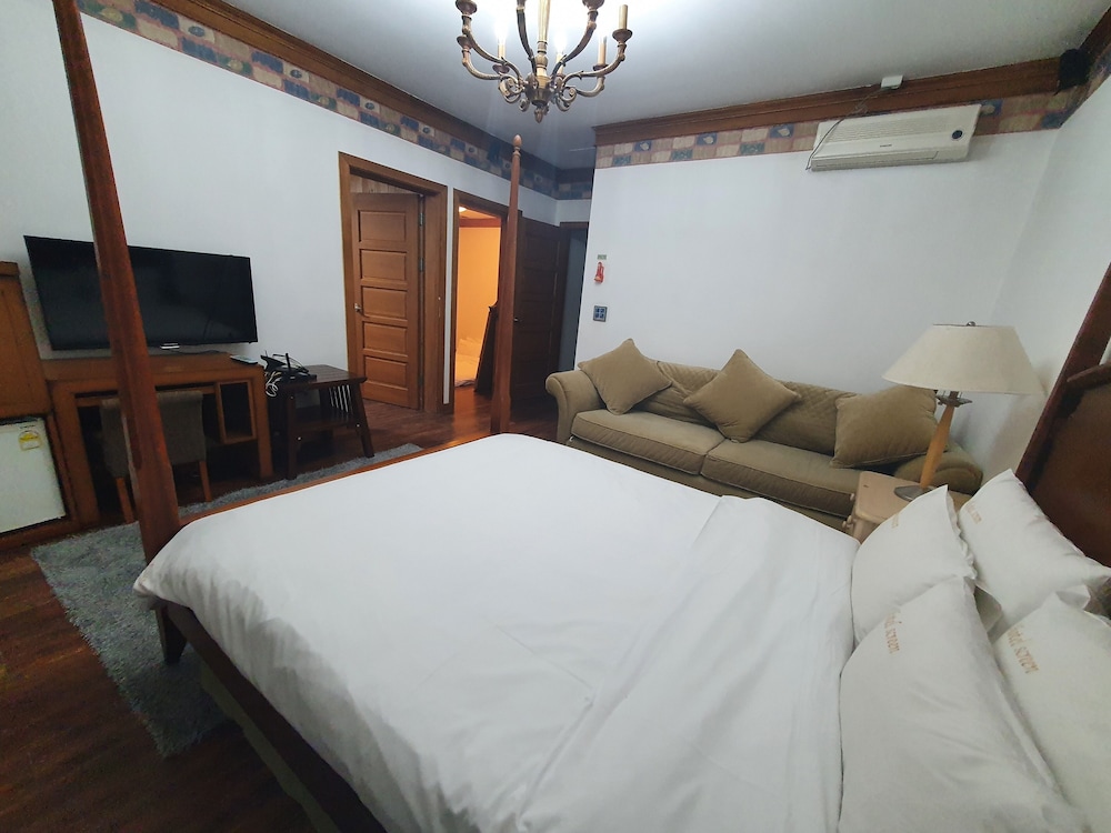Family Room, 2 Bedrooms photo 2