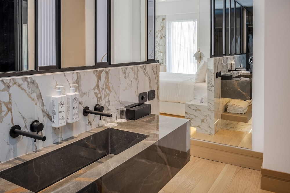 Luxury Suite - Photo 2