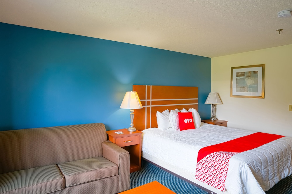 Premium Room (King Bed with Pull Out) photo 3