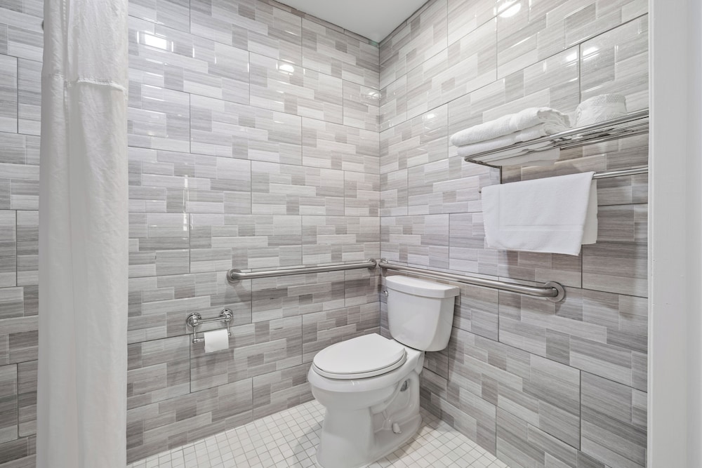 Standard Room, 1 Queen Bed, Accessible - Photo 7