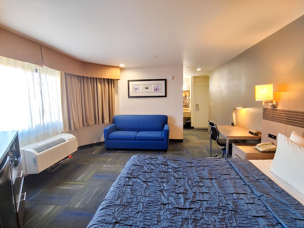 King Room with Sofa Bed thumbnail 6
