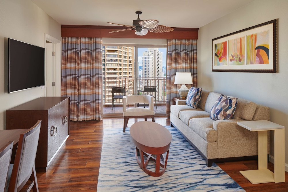 Suite, 1 Bedroom, Accessible, City View (Hearing, Roll-in Shower, LTD Ocean Vw) thumbnail 5