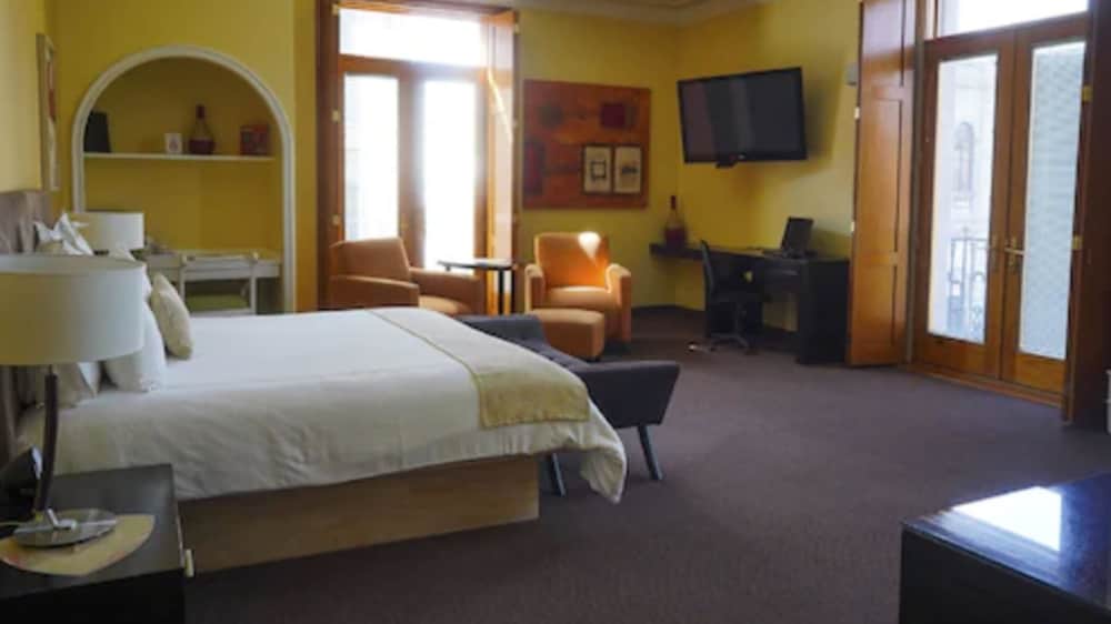 Panoramic Suite, 1 King Bed, City View - Photo 1