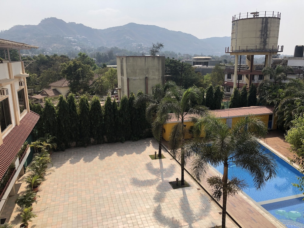 Signature Room, 1 Queen Bed, Pool View photo 2