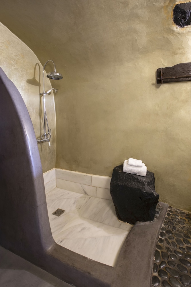 Double Room with Sharing Plunge Pool and Partial Caldera View photo 2