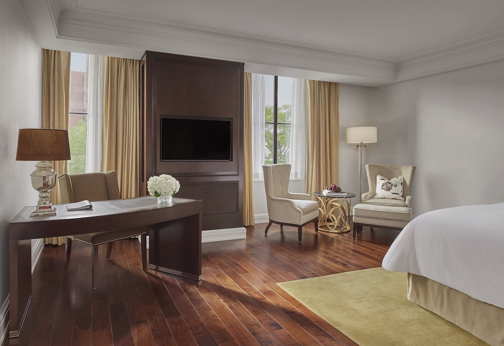 Deluxe Room thumbnail 5