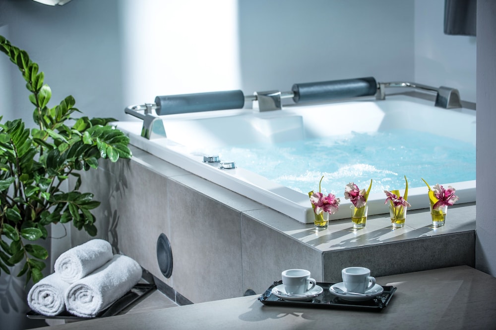 Junior Suite, Jetted Tub, Sea View - Photo 7