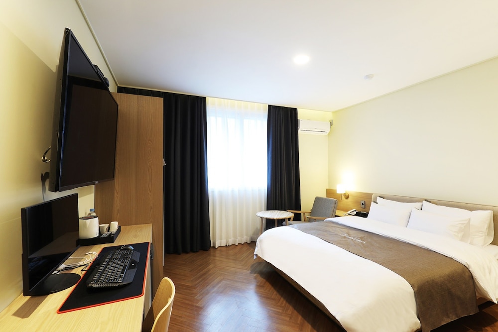 Suite (No.6): Massage chair/Single size spa tub/Free Netflix photo 1