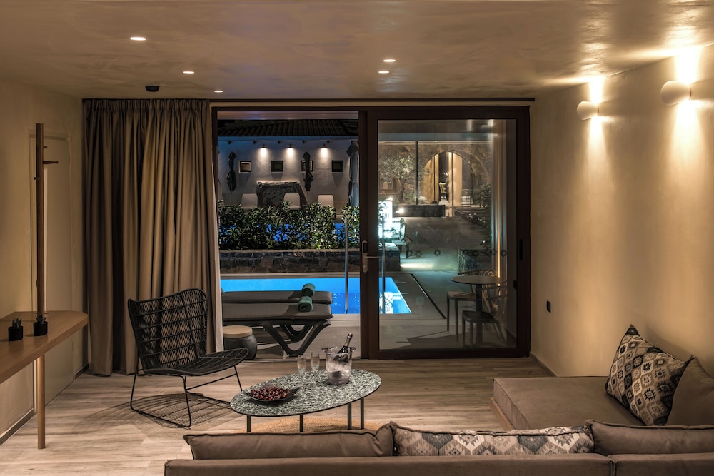 Suite, Private Pool (Interconnecting) - Photo 2