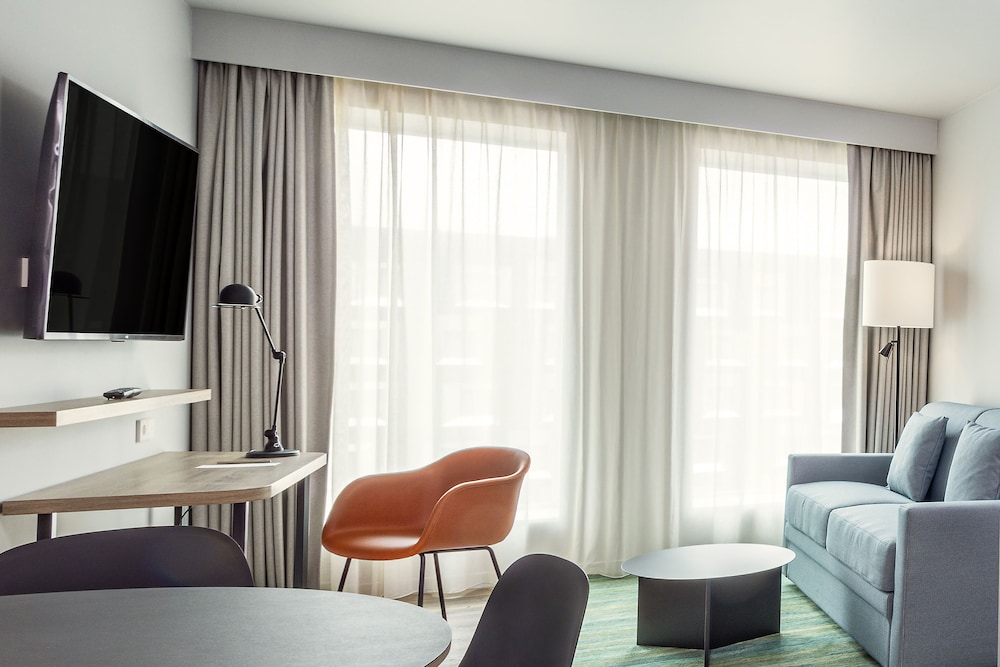 Suite, 1 Bedroom - Photo 2