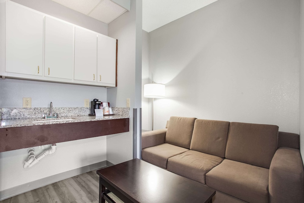 Standard Room, 1 King Bed, Non Smoking - Photo 6
