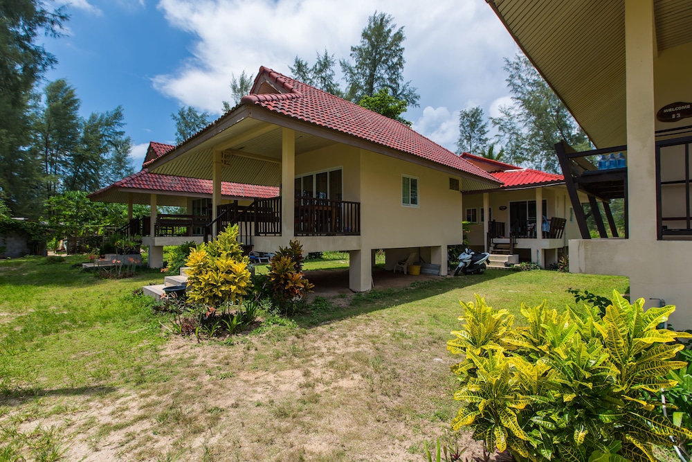 Partial seaview bungalow photo 3