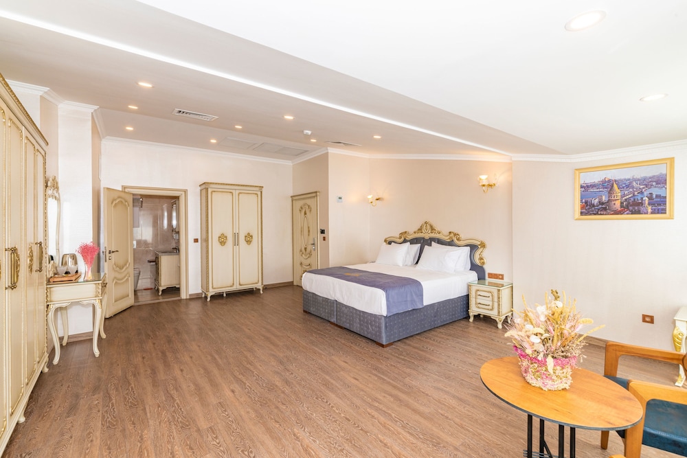 Royal Suite photo 2