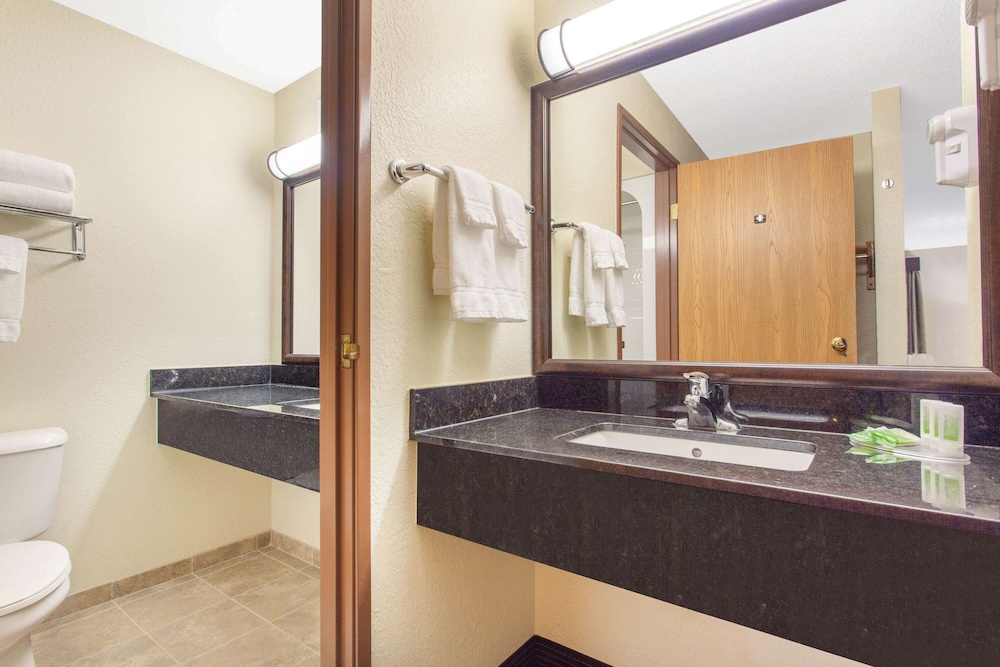 Executive Room, 2 Queen Beds, Non Smoking - Photo 6