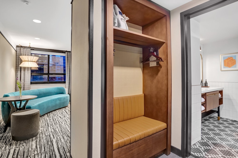 Premium Room, 1 King Bed, City View, Corner