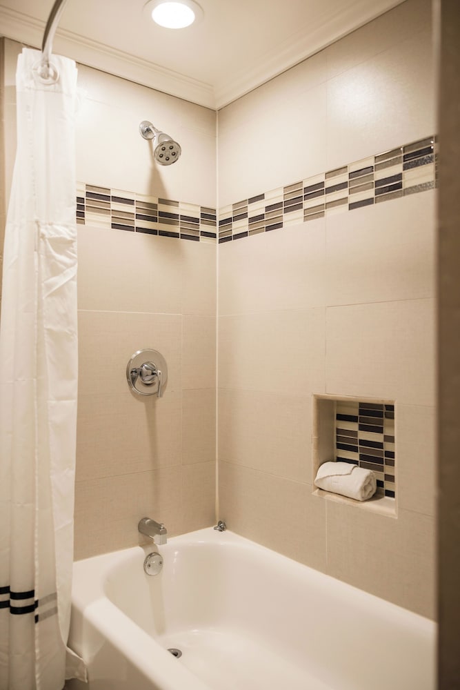 Deluxe Room, 1 King Bed, Non Smoking - Photo 12
