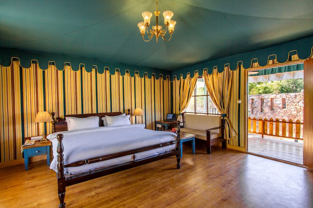 Luxury Tent, 1 King Bed, Accessible, Garden Area