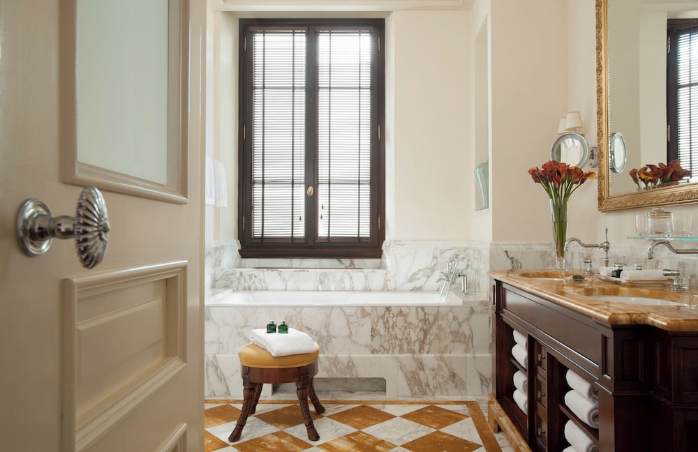 Deluxe Suite, 1 King Bed