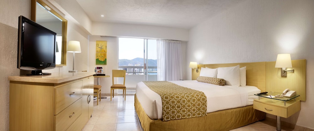 Deluxe Room, 1 King Bed, Balcony, Partial Ocean View - Photo 1